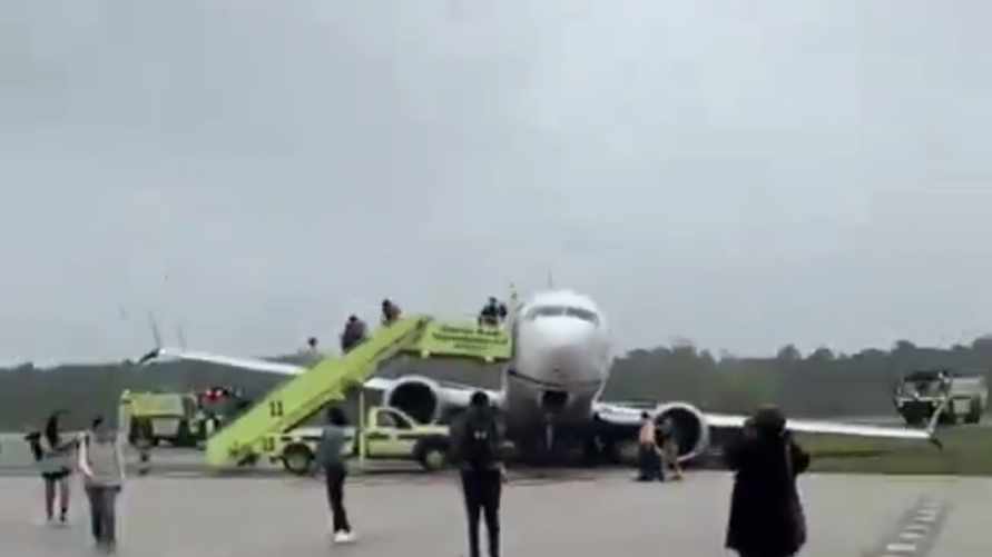 Boeing 737 MAX выкатился за взлётную полосу