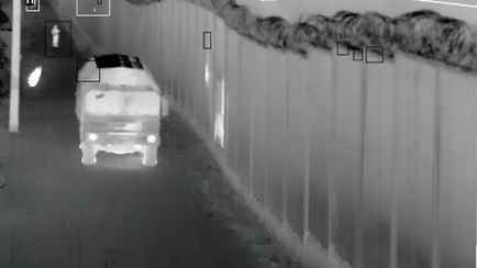 Польские пограничники показали атаку нелегалов на границе с Беларусью