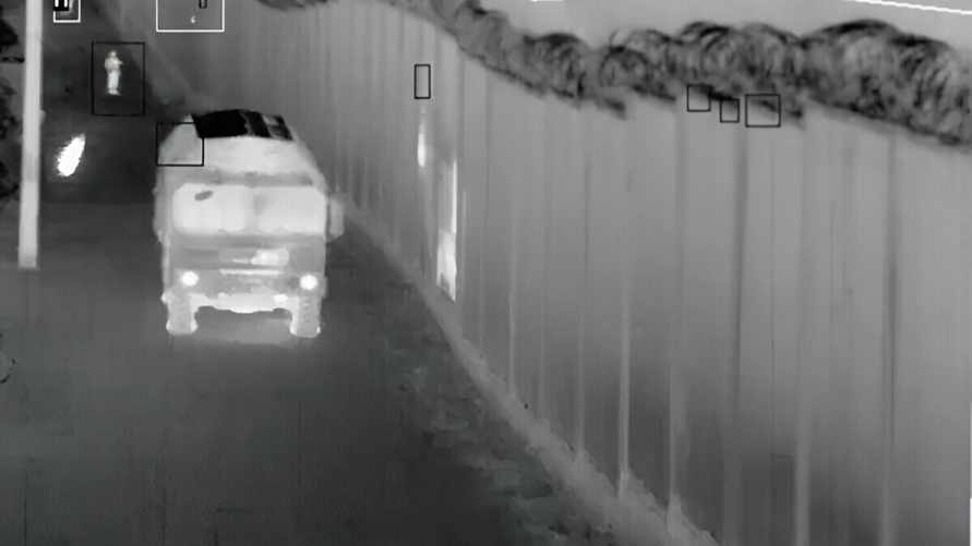 Польские пограничники показали атаку нелегалов на границе с Беларусью