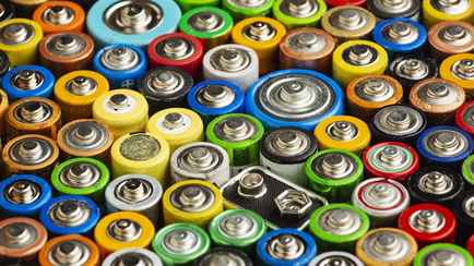 Правда ли, что постукивание по севшим батарейкам продляет им жизнь? Разобрались в способах «реанимации»