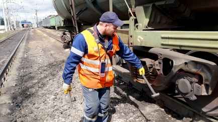 Зачем по колесам поездов стучат молотком во время остановок? Вот что случится, если этого не сделать