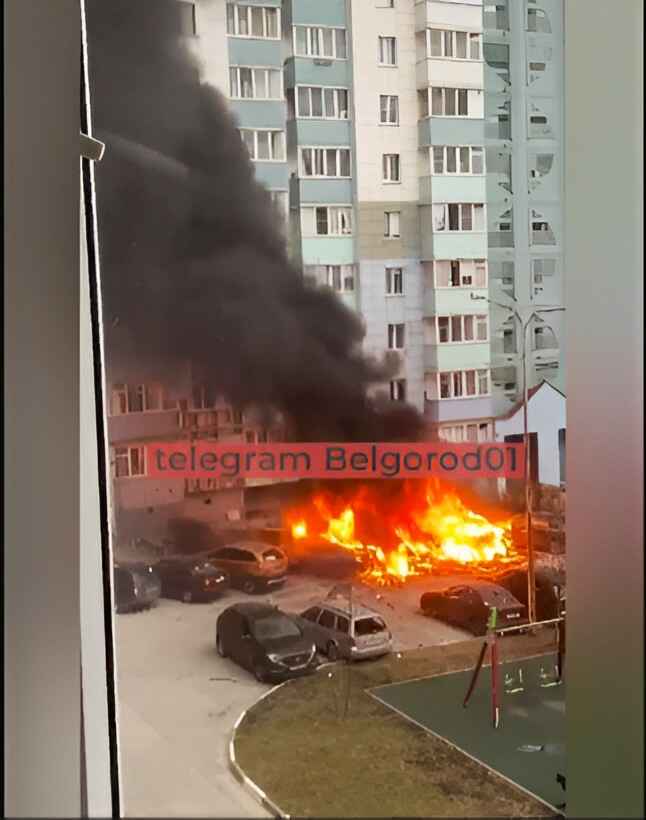 В Белгороде во время утреннего обстрела загорелось несколько автомобилей