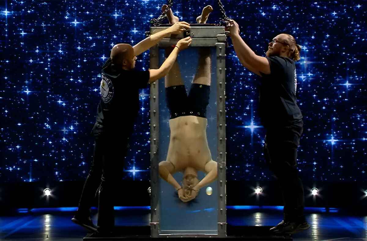 Мужчину заперли в резервуаре с водой со скованными руками и ногами. Что было дальше?