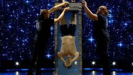 Мужчину заперли в резервуаре с водой со скованными руками и ногами. Что было дальше?