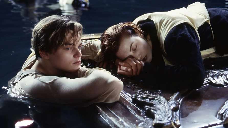 На аукционе в США продали дверь из «Титаника». За сколько сотен тысяч долларов?