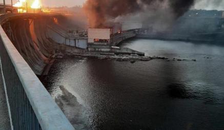 Пожар на крупнейшей ГЭС и сгоревший автобус — Россия обстреляла объекты критической инфраструктуры Украины