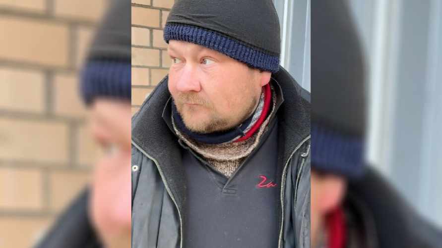 "Ребёнок во взрослом теле" — Фотограф показал историю минского бездомного. Но пожалели его не все