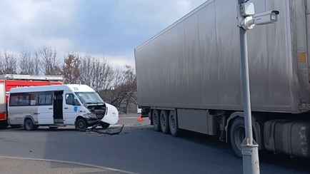 В Бресте фура врезалась в маршрутку — трое в больнице