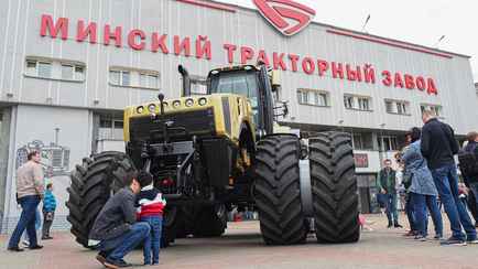 Можно собрать трактор. В Беларуси назвали популярные у туристов промышленные предприятия