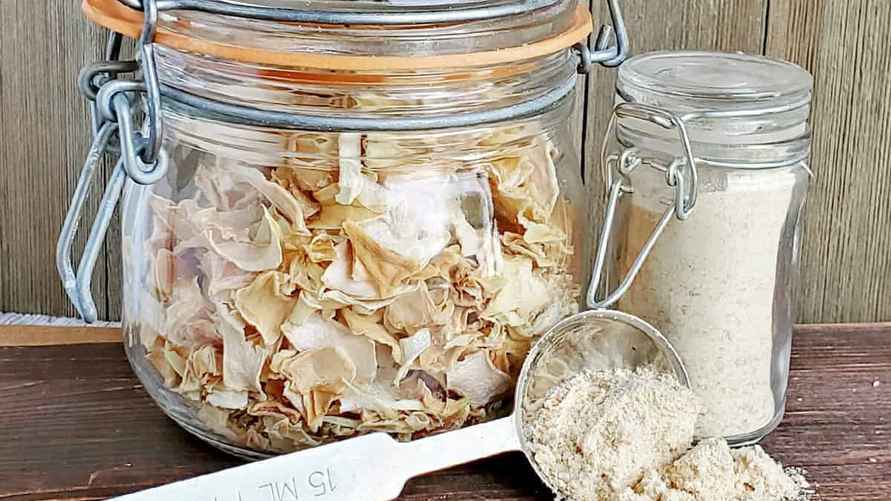 Сушёный лук придаст блюду приятный аромат.