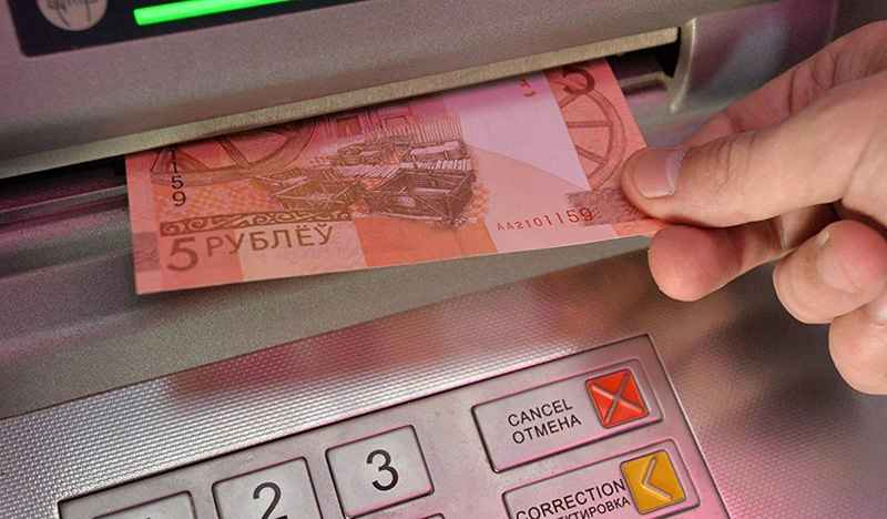 В одном из крупнейших белорусских банков пообещали перестать принимать купюры в 5 рублей. Когда и где?