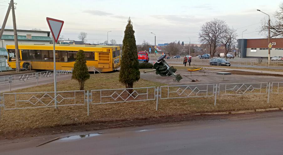 Автобус выехал на тротуар, снес памятник и едва