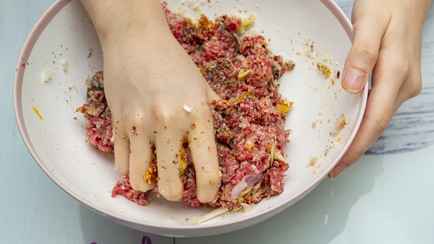 Добавьте к фаршу 2 столовые ложки этого продукта. Котлеты получатся в разы сочнее