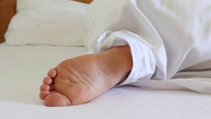 Зачем люди высовывают одну ногу из-под одеяла? Ученые объяснили, почему это не просто привычка