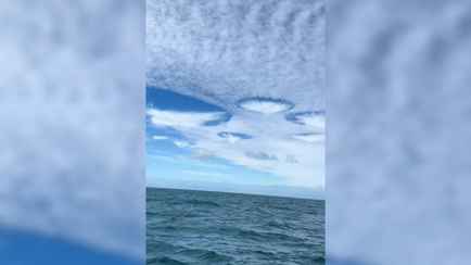 Следы НЛО? Рыбаки сняли на видео гигантские «дырявые облака». В NASA объяснили, что это