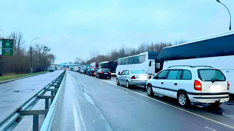 $80 за 100 позиций. Очевидцы на границе с Польшей рассказали, как белорусы торгуют местами в очереди