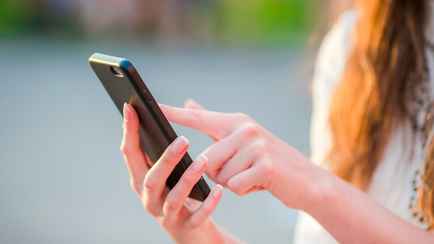 «Смартфонный палец» — В Сети заговорили о новом заболевании. Эксперты объяснили, насколько опасно