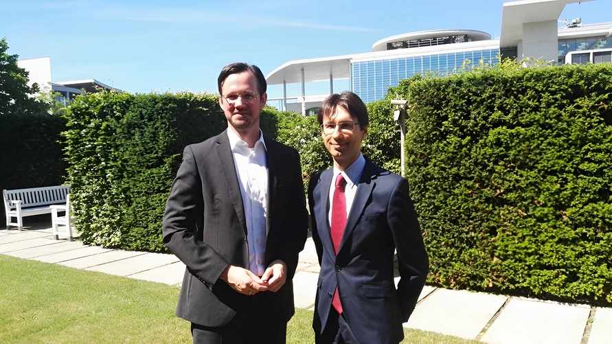 Фото иллюстрационное: посол РБ в Германии Денис Сидоренко с представителем правительства ФРГ Дирком Визе