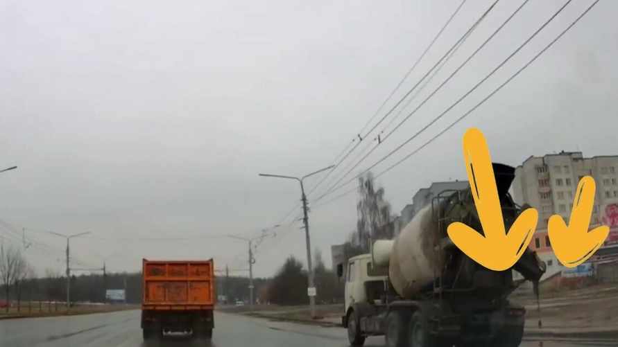 В Могилёве на видео попал грузовик, поливавший дорогу цементом. Как наказали водителя?