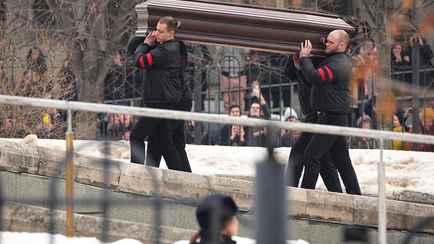 В Москве желающие простится с Навальным выстроились в двухкилометровую очередь