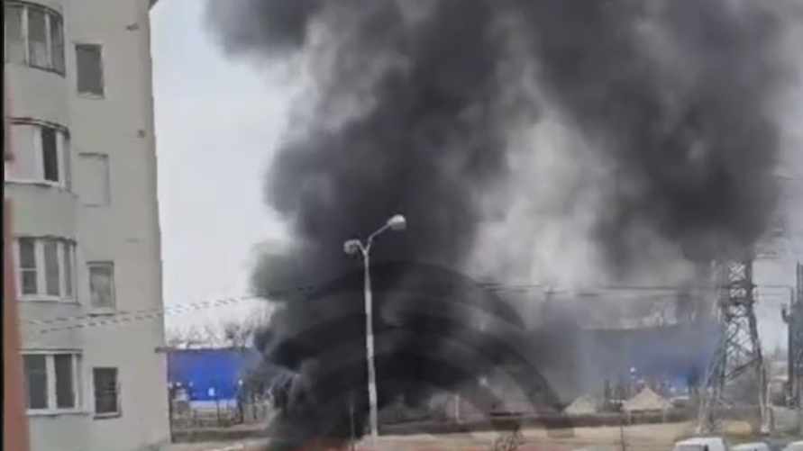 Белгород в РФ попал под ракетный обстрел. В соцсетях показали взрывы и столбы дыма в городе