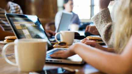 Можно ли белорусам работать в кафе с ноутбуком, если запретили? Юрист объяснил