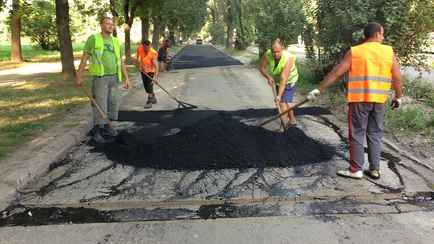 В ЖКХ рассказали, когда устранят «критичную ямочность» во дворах Минска