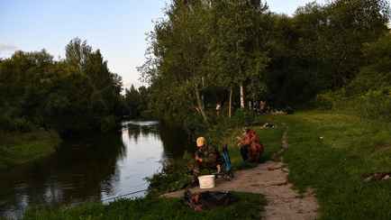 Минчанам запретили отдыхать на берегу Свислочи. Но только в одном парке