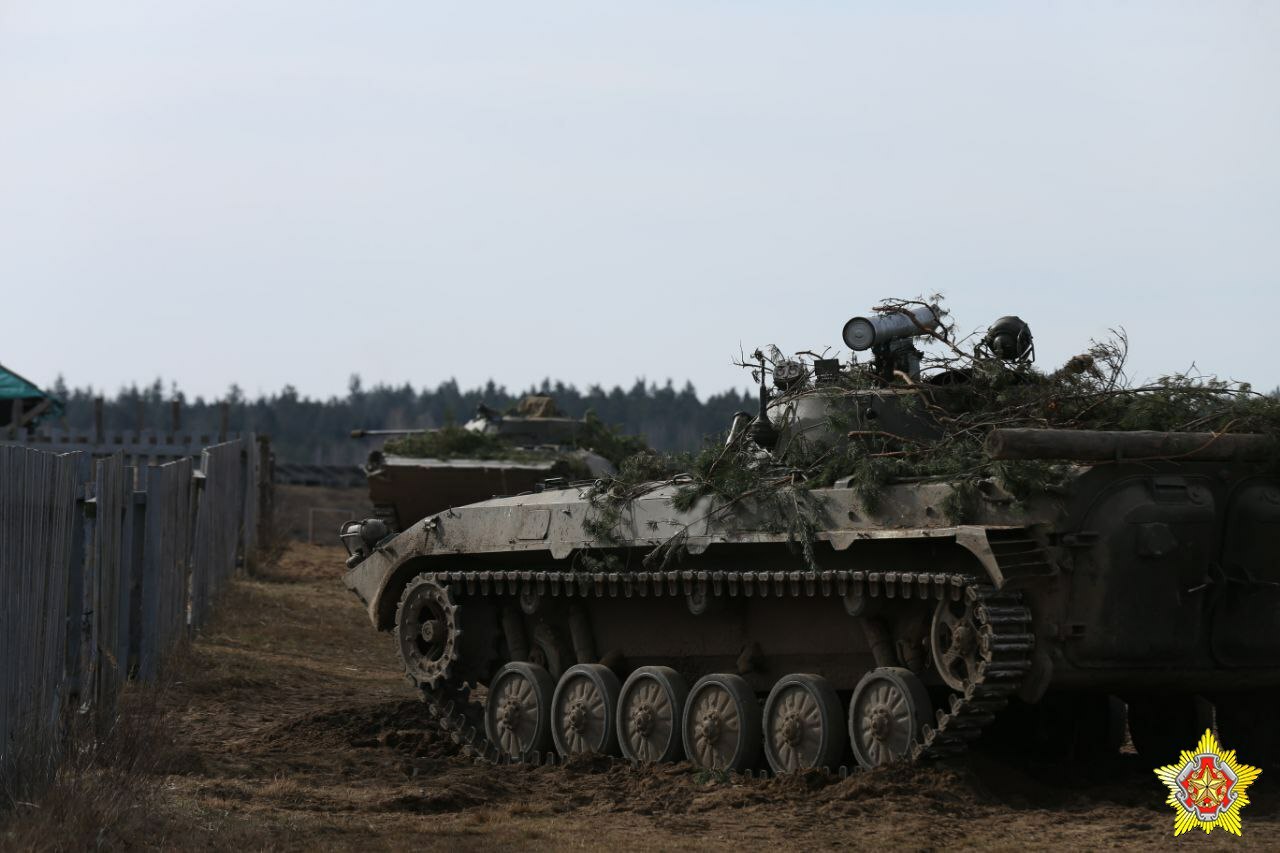 Минобороны Беларуси показало штурм населенного пункта танками