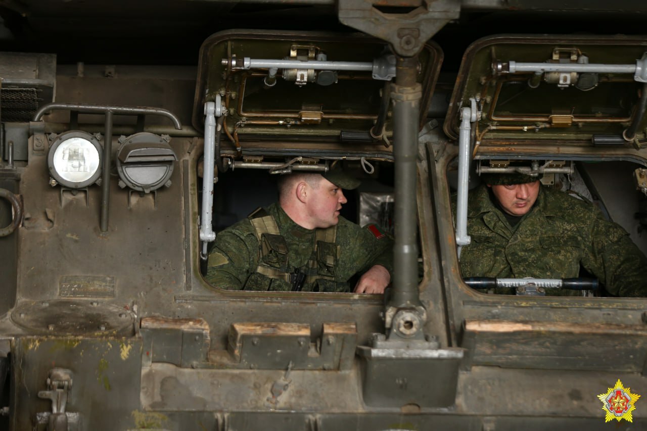 Минобороны Беларуси показало стрельбу танков и артиллерии. Что случилось?