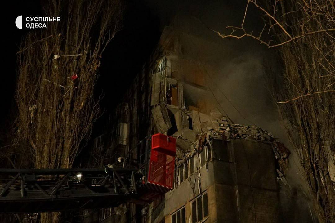 В Украине беспилотник уничтожил подъезд жилой многоэтажки – трое погибших