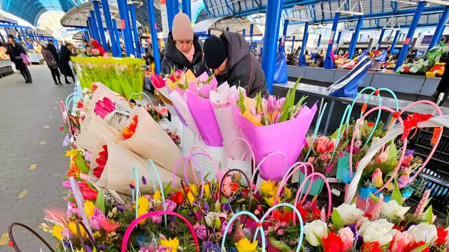 От 2 руб. за ветку. В Минске на Комаровке открылся «Большой цветочный базар». А что в других городах?