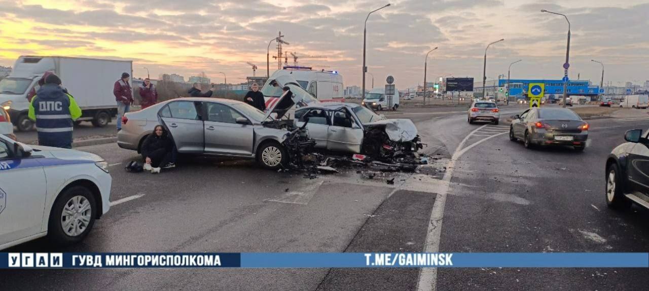 В Минске лоб в лоб столкнулись Mazda и Volkswagen. Водителей и пассажиров увезли в больницу
