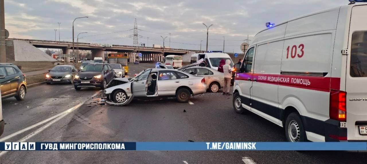 В Минске лоб в лоб столкнулись Mazda и Volkswagen. Водителей и пассажиров увезли в больницу