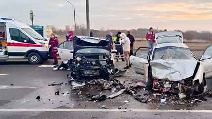 В Минске лоб в лоб столкнулись Mazda и Volkswagen. Водителей и пассажиров увезли в больницу
