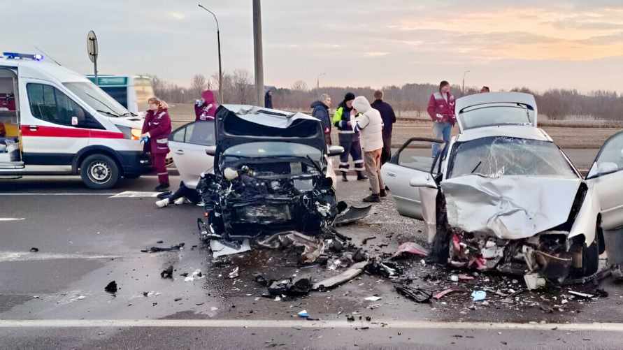 В Минске лоб в лоб столкнулись Mazda и Volkswagen. Водителей и пассажиров увезли в больницу