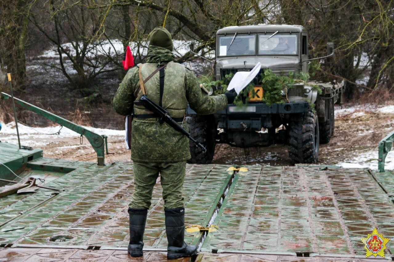 Белорусские военные оборудовали паромную переправу через Нёман. Зачем?