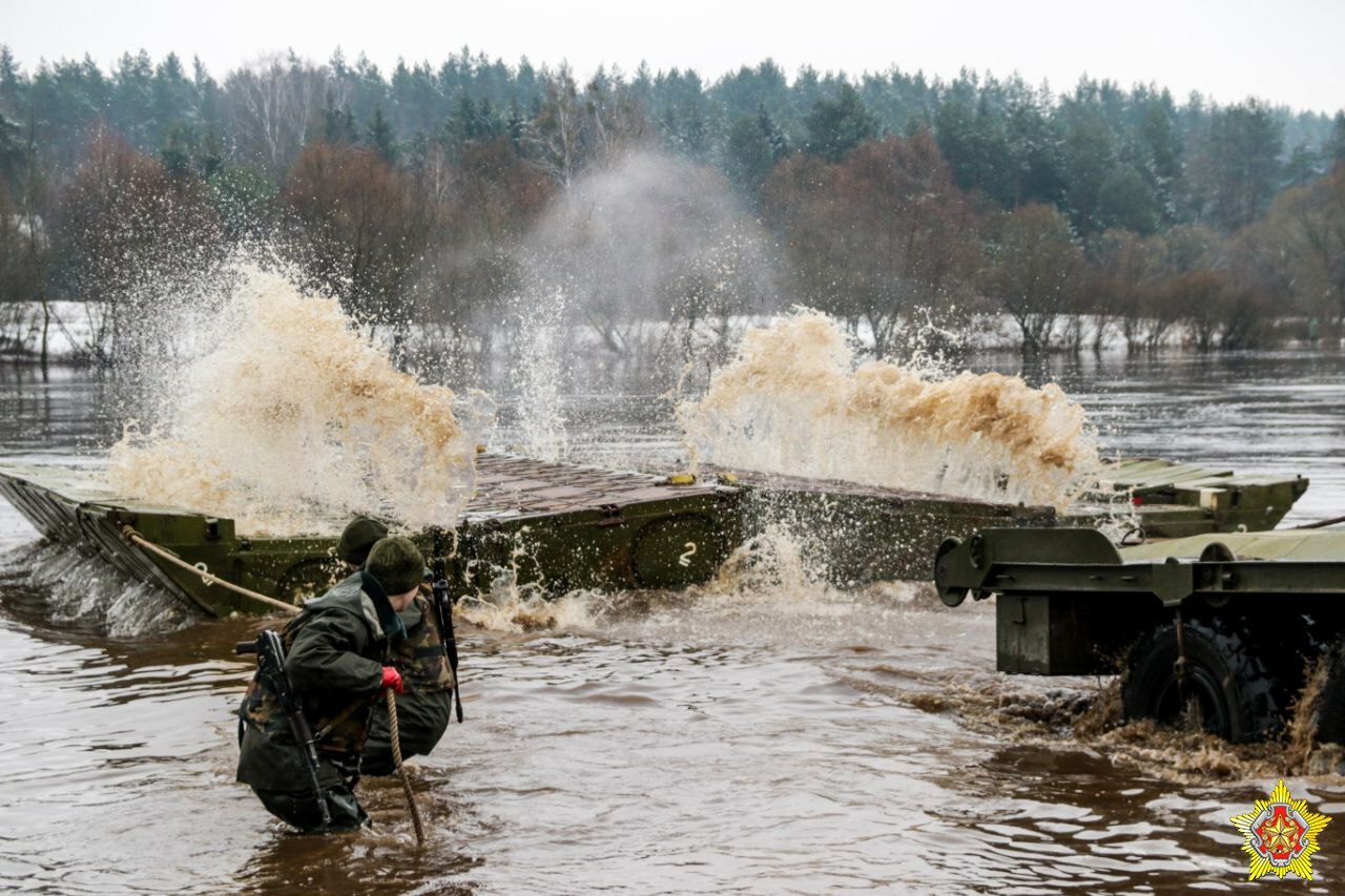 Белорусские военные оборудовали паромную переправу через Нёман. Зачем?