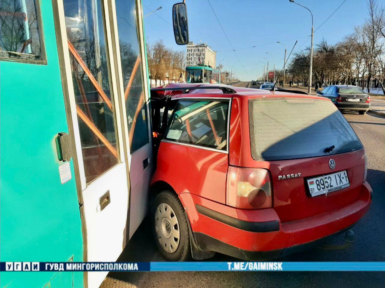 В Минске трамвай протаранил легковушку
