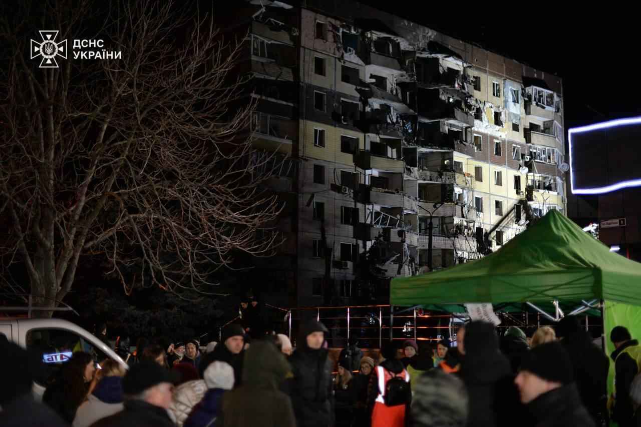 В Украине в результате ракетного обстрела загорелась многоэтажка – десятки пострадавших, трое погибших