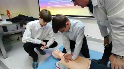 Белорусских старшеклассников по субботам решили учить делать искусственное дыхание и запускать сердце