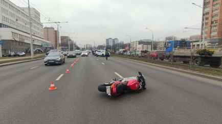 Следственный комитет показал видео, как в Минске легковушка не уступила дорогу мотоциклисту