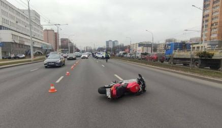 Следственный комитет показал видео, как в Минске легковушка не уступила дорогу мотоциклисту