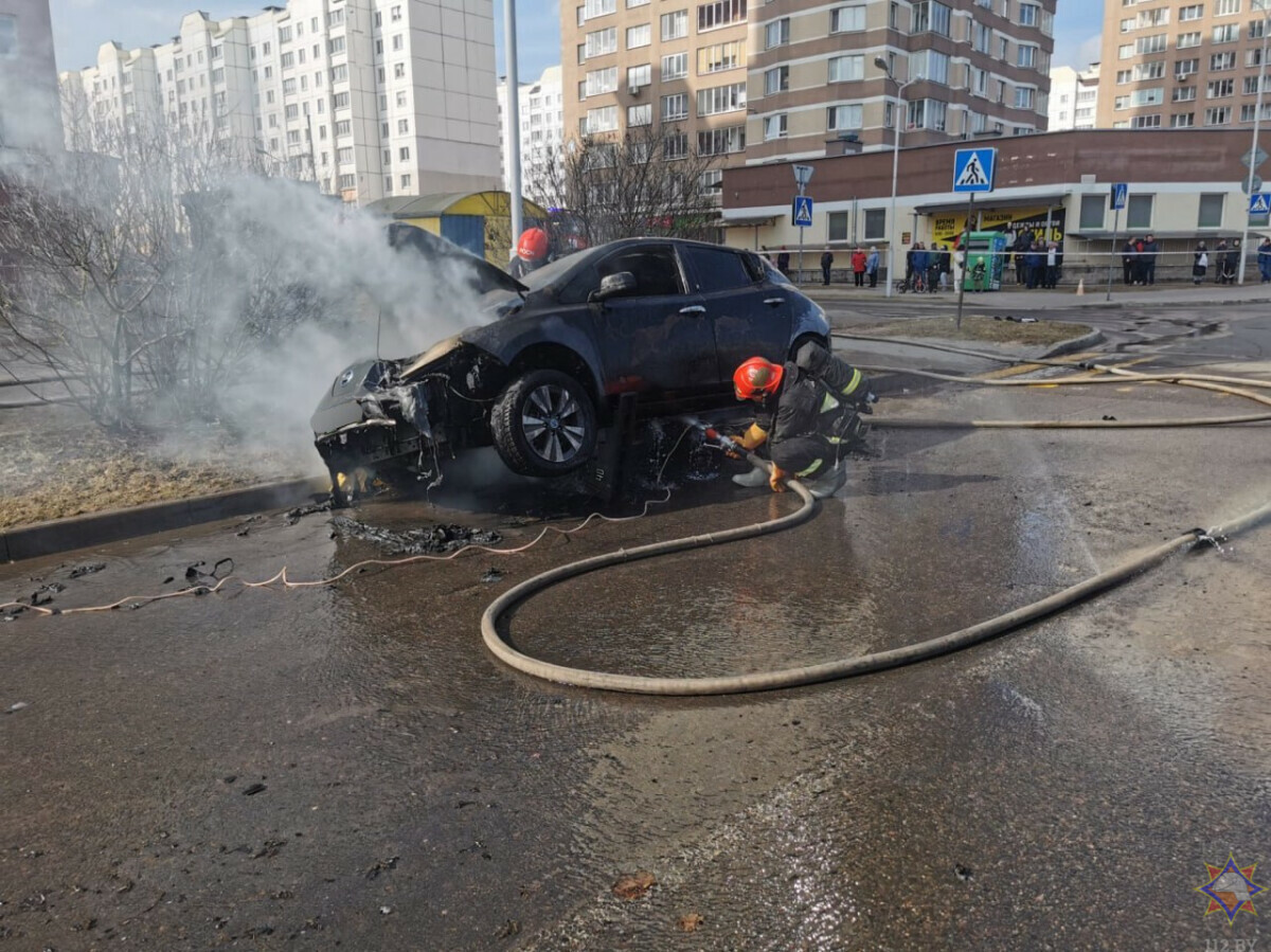 В Минске на одной из улиц сгорел японский электромобиль