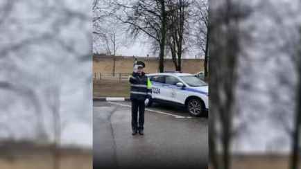 Как запомнить сигналы регулировщика за 30 секунд? В ГАИ поделились простым видео