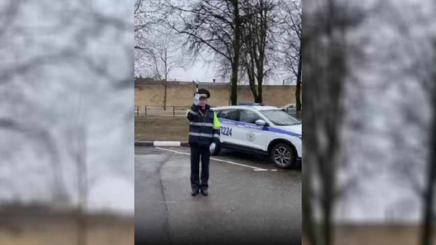 Как запомнить сигналы регулировщика за 30 секунд? В ГАИ поделились простым видео