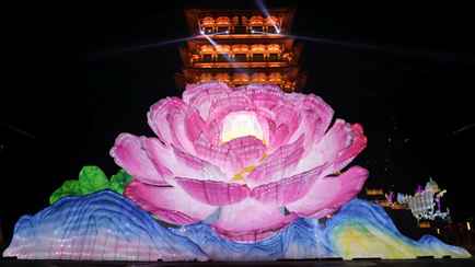 Высотой с 8-этажный дом. Гигантский фонарь-пион побил рекорд Гиннеса