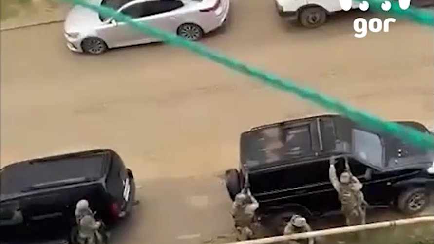 В Дагестане РФ задержали трех человек, "планировавших теракты". У них нашли оружие и взрывное устройство