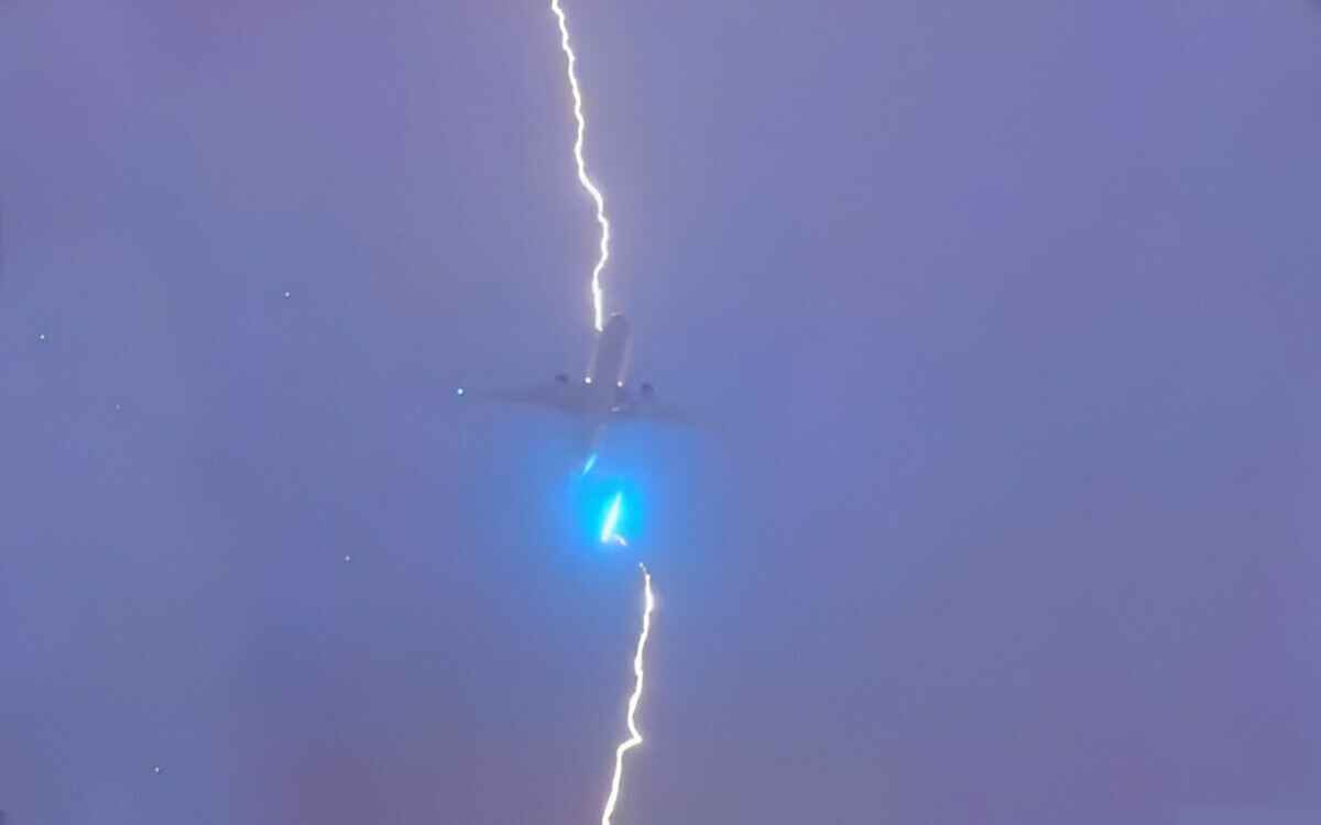 В Канаде на взлете в пассажирский Boeing ударила молния