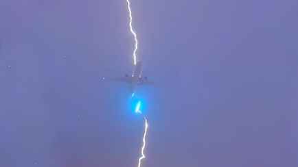 В Канаде на взлете в пассажирский Boeing ударила молния